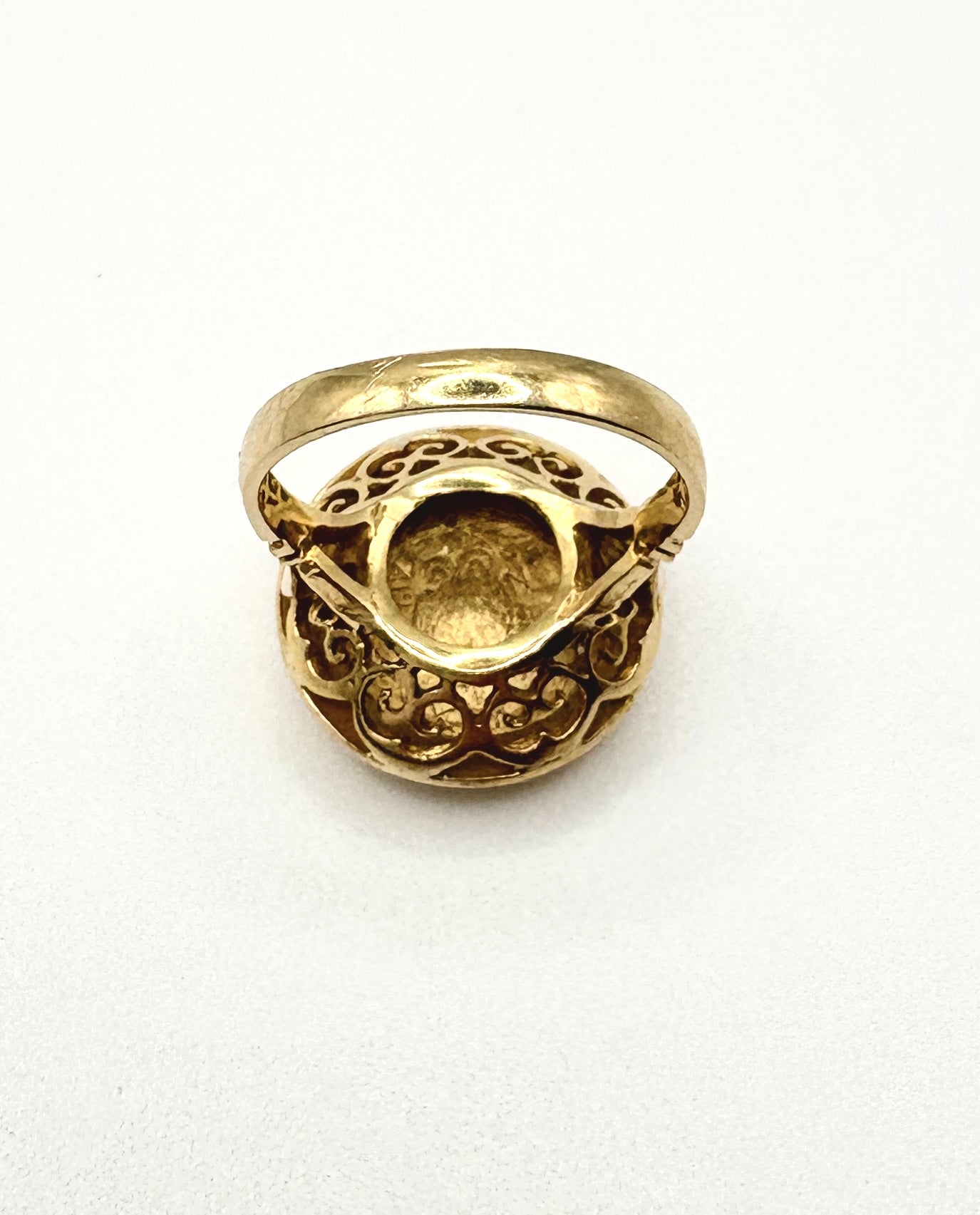 Vintage 18ct yellow gold Ring With a 21ct gold Roman Coin