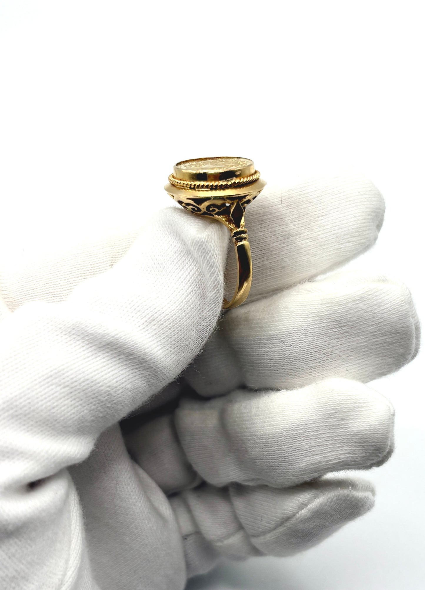 Vintage 18ct yellow gold Ring With a 21ct gold Roman Coin