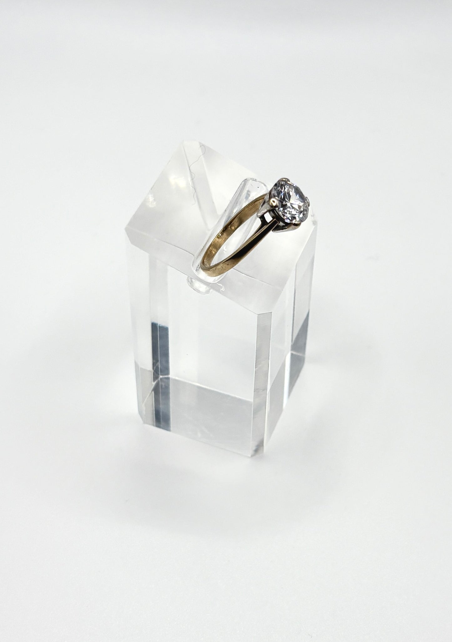 Solitaire stone, solid 9ct Yellow Gold Ring
