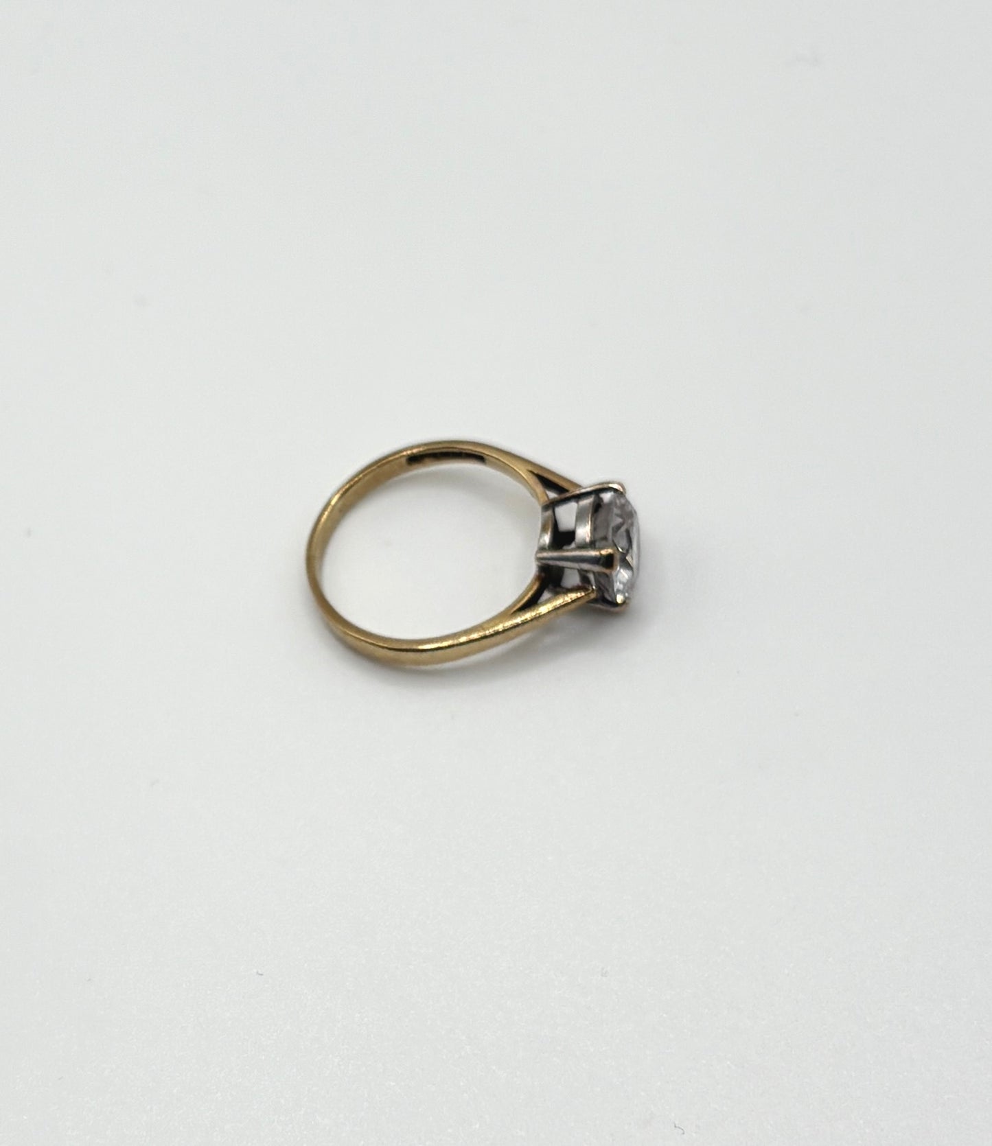 Solitaire stone, solid 9ct Yellow Gold Ring