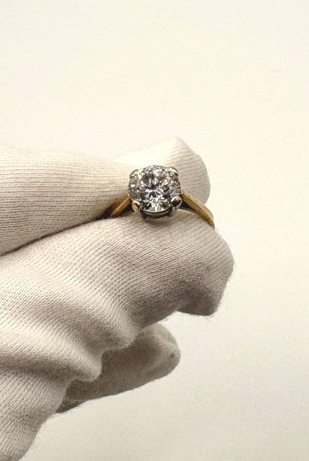 Solitaire stone, solid 9ct Yellow Gold Ring